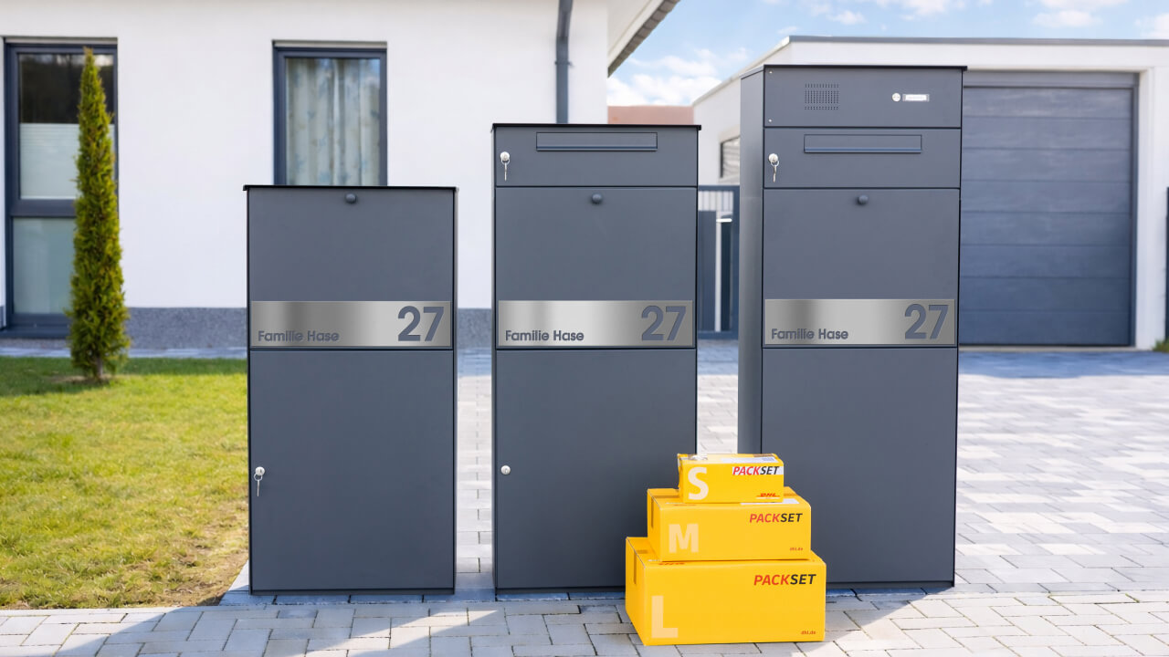 Paketbox KNOBOX PRO in Anthrazit in 3 Varianten vor einem Einfamilienhaus