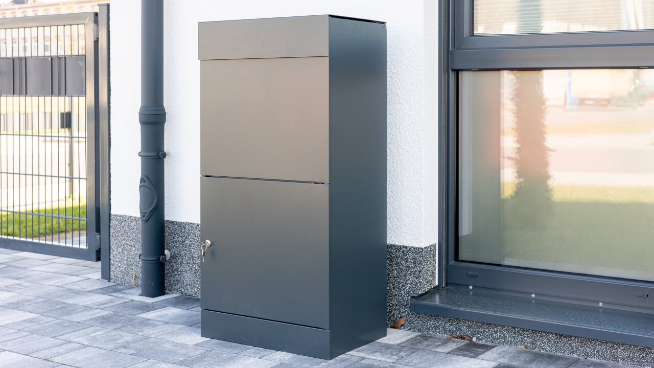Paketbox MONTREAL in Anthrazit vor einem Hauseingang