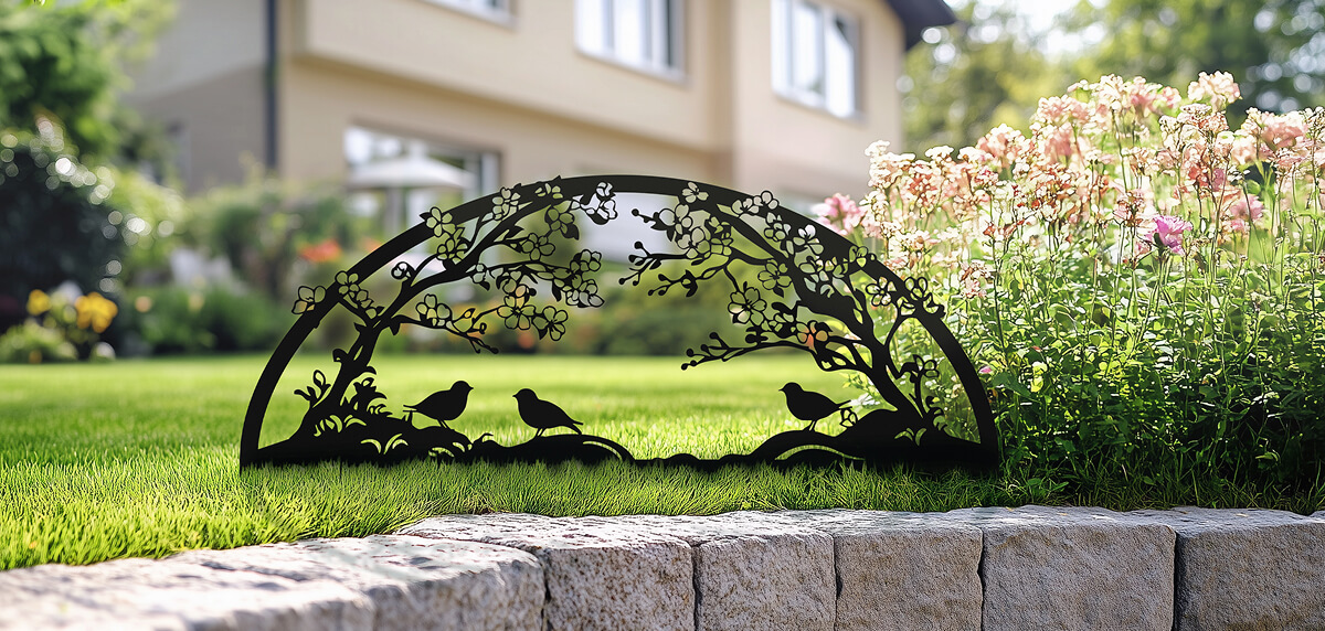 KNOBLOCH Frühlings-Schwibbogen im Motiv "Lichtung" auf einer grünen Wiese