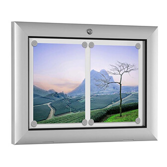 KNOBLOCH Schaukasten für innen mit zwei DIN A4 Blättern auf denen eine Landschaft zu sehen ist.