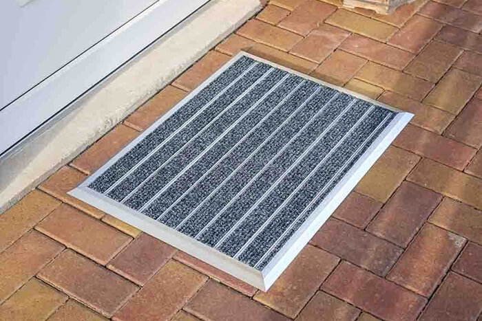 KNOBLOCH Schwibbogen für den Frühling auf einer Wiese