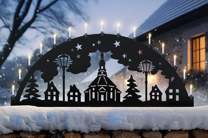 KNOBLOCH Schwibbogen für außen auf einer Mauer mit Schnee