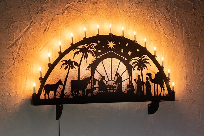 Schwibbogen an der Hauswand befestigt mit Lichterkette