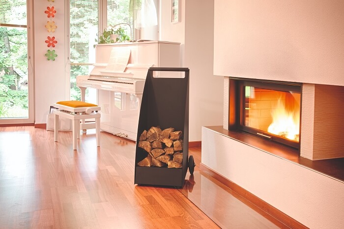 KNOBLOCH Kaminholzwagen im Wohnzimmer